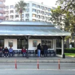 İzmir Konak'ta inşa edilen, kentin simgelerinden esinlenen yeni otobüs durağının dış görünüşü