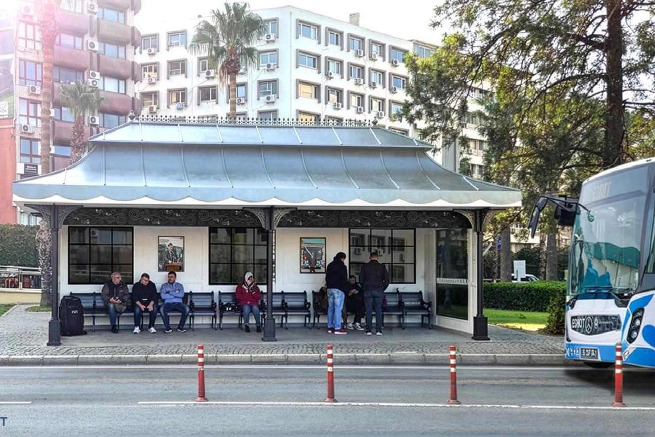 İzmir Konak'ta inşa edilen, kentin simgelerinden esinlenen yeni otobüs durağının dış görünüşü