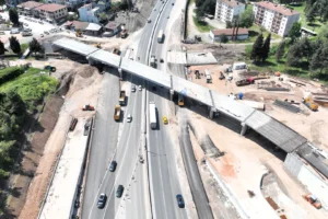 Kocaeli Başiskele Kavşağı Projesi'nde çalışmaların son aşamasına gelindiği ve trafiğe büyük rahatlama getireceği belirtiliyor.