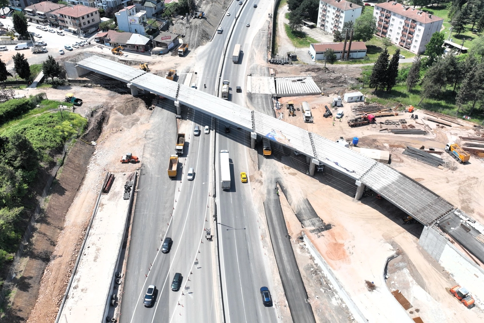 Kocaeli Başiskele Kavşağı Projesi'nde çalışmaların son aşamasına gelindiği ve trafiğe büyük rahatlama getireceği belirtiliyor.