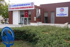 Denizli Büyükşehir Belediyesi Evde Bakım ve Sağlık Koordinasyon Merkezi'nin ihtiyaç sahiplerine sunduğu hizmetleri gösteren görsel.