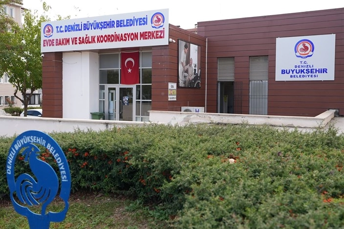 Denizli Büyükşehir Belediyesi Evde Bakım ve Sağlık Koordinasyon Merkezi'nin ihtiyaç sahiplerine sunduğu hizmetleri gösteren görsel.
