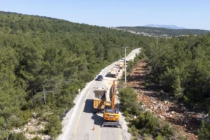 İzmir Büyükşehir Belediyesi'nin Urla'da hayata geçirdiği 40 kilometrelik yeni içme suyu hattı projesini gösteren görsel.