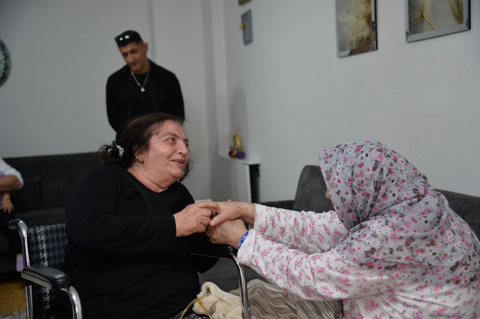 Trabzon Büyükşehir Belediyesi, 30 yıl sonra anne ve kızını buluşturdu