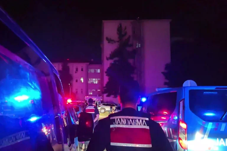 Şanlıurfa ve Bursa'da düzenlenen narko operasyonunda yakalanan şüpheliler ve ele geçirilen malzemeler