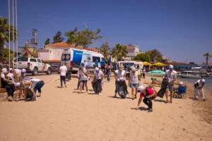 Karaburun Kocakum Plajı'nda Çevre Günü etkinliğinde toplanan atıklar