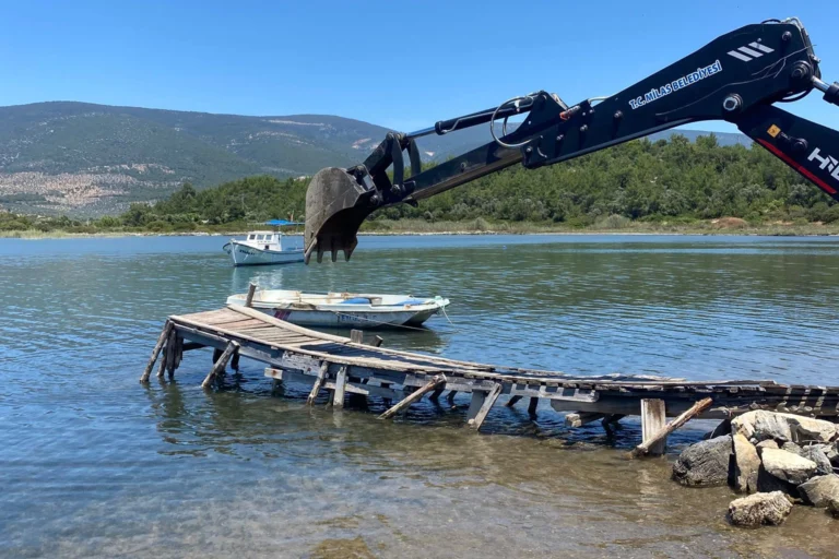 Muğla Milas'ta kaçak iskelelerin yıkımını gösteren görsel
