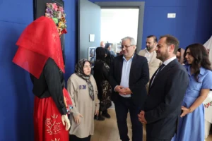 Sakarya SAMEK Akyazı yıl sonu sergisinden el sanatları ve giyim ürünlerinin sergilendiği bir görüntü.