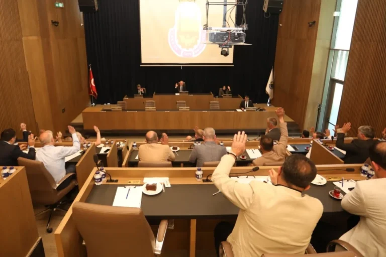 İnegöl Belediye Meclisi'nde dünya ve Avrupa dereceleri elde eden sporculara ödül takdimi