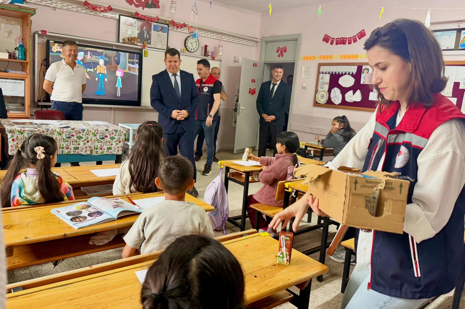 Keşan'da Dünya Süt Günü kapsamında öğrencilere süt dağıtımı etkinliği
