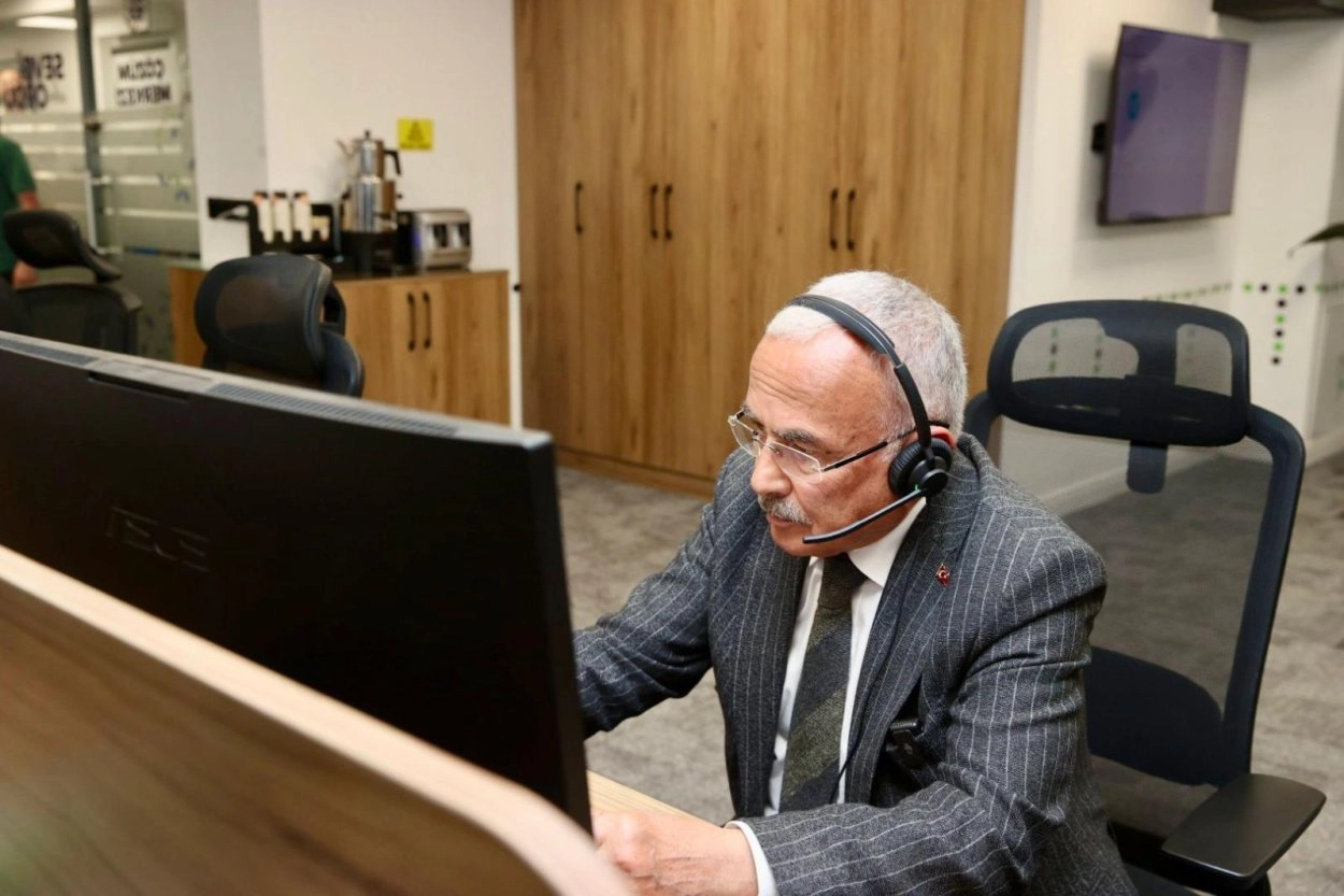 Ordu Belediye Başkanı Dr. Mehmet Hilmi Güler, Alo 153 Çözüm Merkezi'ni ziyaret ederek vatandaşların talep ve şikayetlerini dinledi.