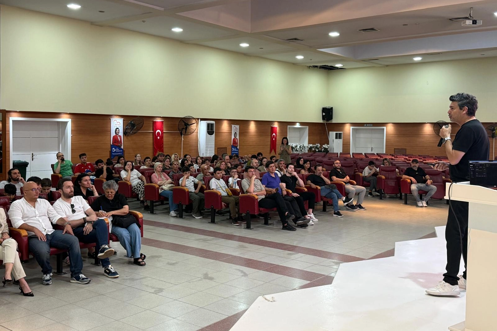 İzmit'te gençlere yönelik üretken yapay zeka semineri