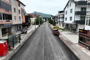 Kocaeli'nin Gölcük ilçesindeki Adnan Menderes Caddesi'nde asfalt yenileme çalışması