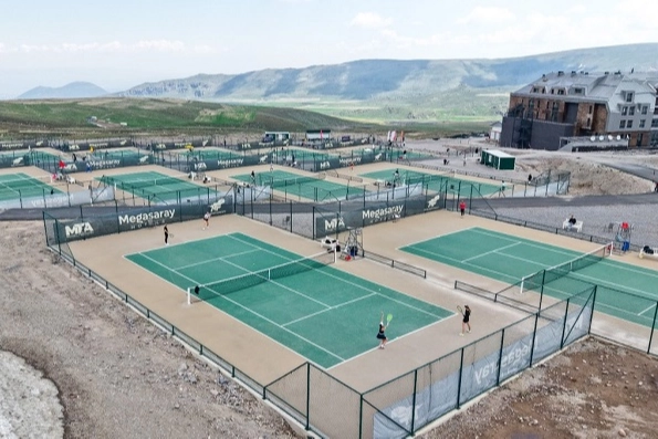 Erciyes'te düzenlenen Dünya Tenis Turu'nda sporcular mücadele ediyor