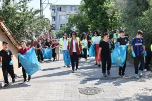 Bursa Nilüfer'de çocuklar 'Çevreci Eller Buluşuyor' etkinliğinde doğayı temizliyor.