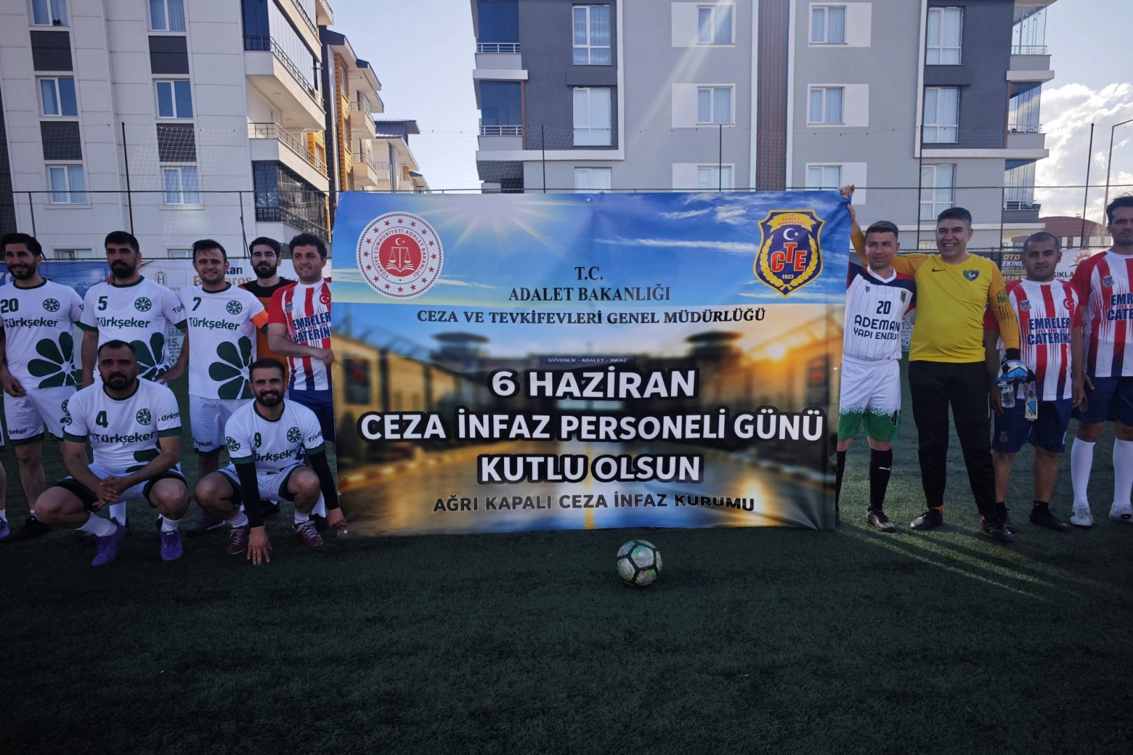 Ağrı Kapalı Cezaevi Futbol Takımı'nın 6 Haziran Ceza İnfaz Personeli Günü için açtığı anlamlı pankart