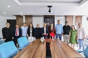 Muratpaşa Belediyespor Kadın Voleybol Takımı ve Açı Koleji temsilcilerinin iş birliği protokolü imzalama töreni