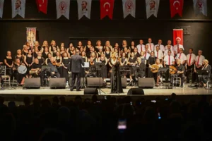 Bornova Belediyesi'nin yaz başlangıcı konserlerinden bir sahne, kalabalık ve sahnedeki koro