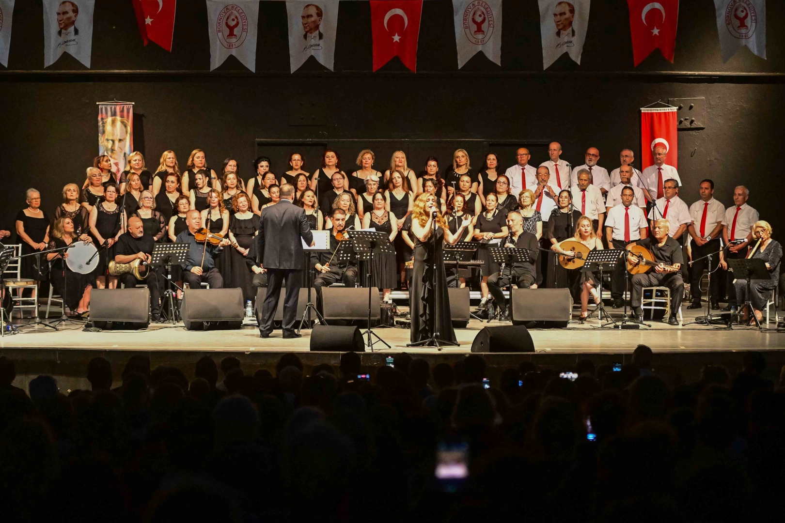 Bornova Belediyesi'nin yaz başlangıcı konserlerinden bir sahne, kalabalık ve sahnedeki koro