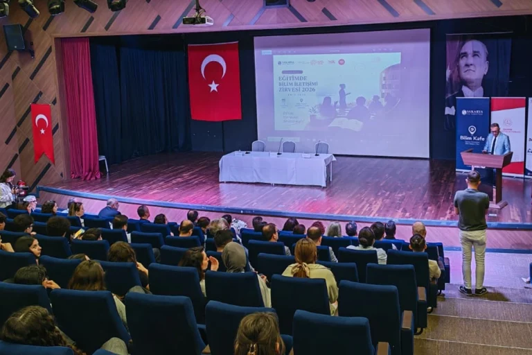 Sakarya'da düzenlenen Eğitimde Bilim İletişimi Zirvesi'ne katılan paydaşlar