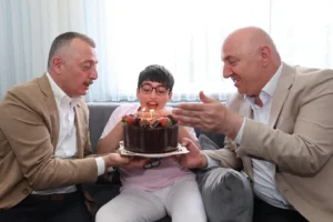 Kocaeli Büyükşehir Belediye Başkanı Tahir Büyükakın, Zeynep Asya'nın doğum gününde pasta keserken