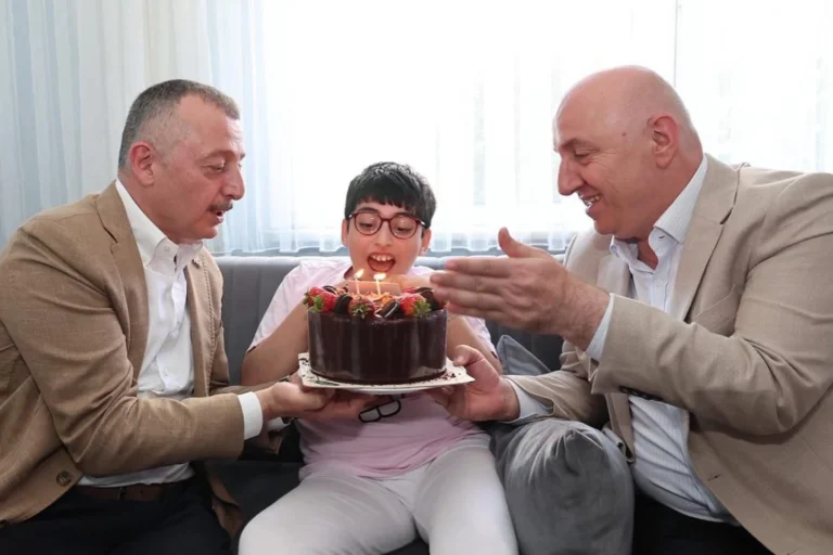 Kocaeli Büyükşehir Belediye Başkanı Tahir Büyükakın, Zeynep Asya'nın doğum gününde pasta keserken