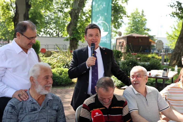 Osmangazi Belediye Başkanı Erkan Aydın Veysel Karani Mahallesi sakinleriyle buluştu.