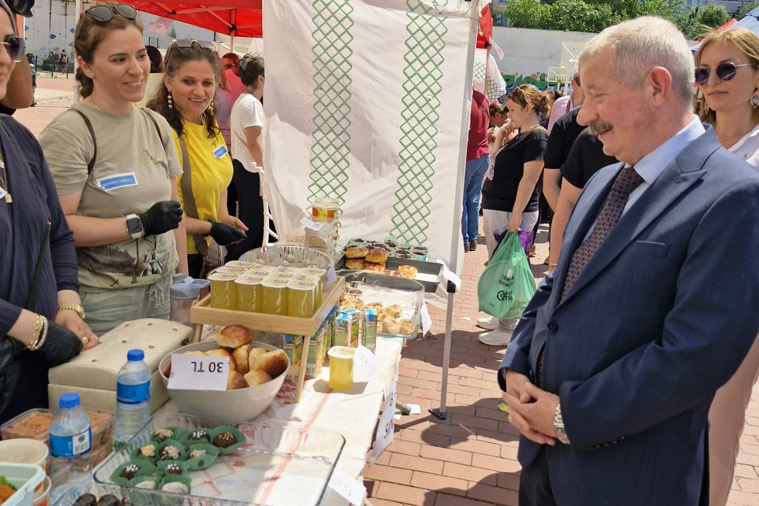 Keşan Raşit Efendi İlkokulu'nda düzenlenen geleneksel kermes ve çocuk oyunları şenliğinden genel bir görüntü