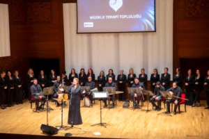 Beyaz yakalı kadınlardan oluşan Müzikle Terapi Topluluğu'nun konserinden bir sahne