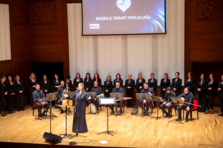 Beyaz yakalı kadınlardan oluşan Müzikle Terapi Topluluğu'nun konserinden bir sahne