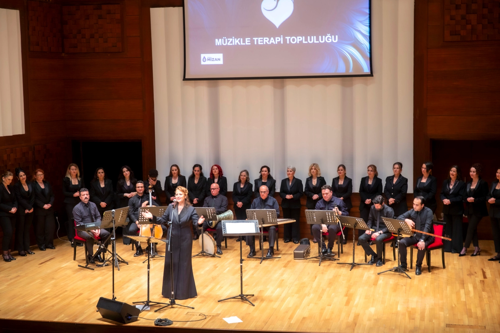 Beyaz yakalı kadınlardan oluşan Müzikle Terapi Topluluğu'nun konserinden bir sahne