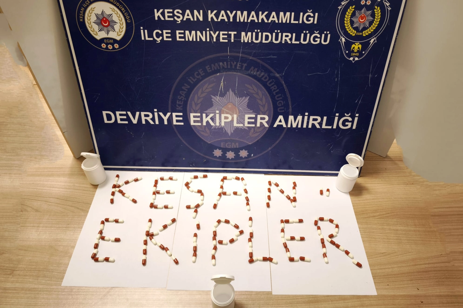 Keşan'da gece yarısı düzenlenen narkotik operasyonunda ele geçirilen sentetik haplar
