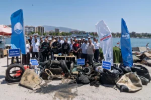 İzmir'de deniz temizliği etkinliğinde çıkarılan araba lastiği, masa, sandalye ve klozet kapağı gibi atıklar