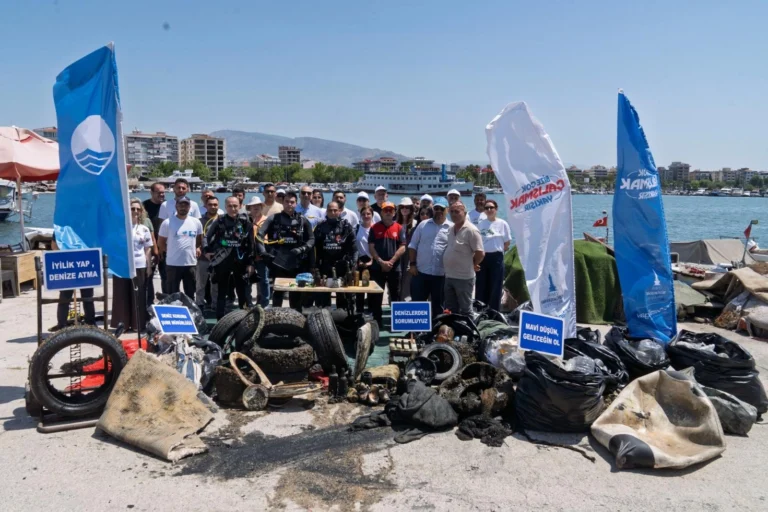 İzmir'de deniz temizliği etkinliğinde çıkarılan araba lastiği, masa, sandalye ve klozet kapağı gibi atıklar