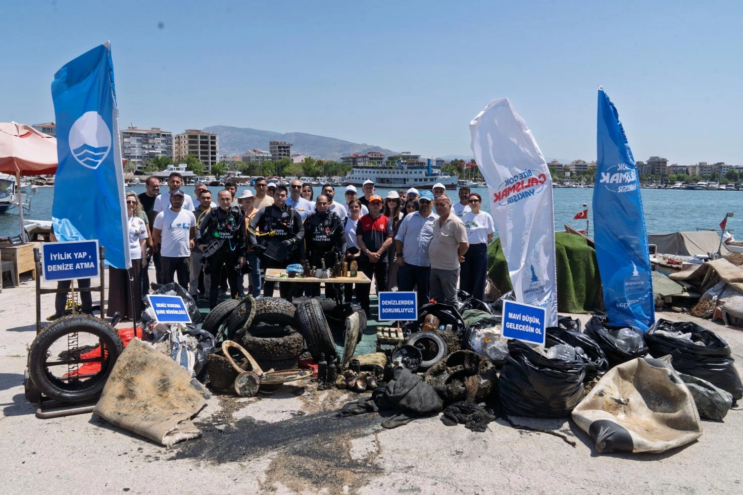 İzmir'de deniz temizliği etkinliğinde çıkarılan araba lastiği, masa, sandalye ve klozet kapağı gibi atıklar
