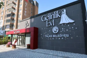 Talas Belediyesi Kar Tanesi Gelinlik Evi'nde gelinlik ve bindallı modelleri