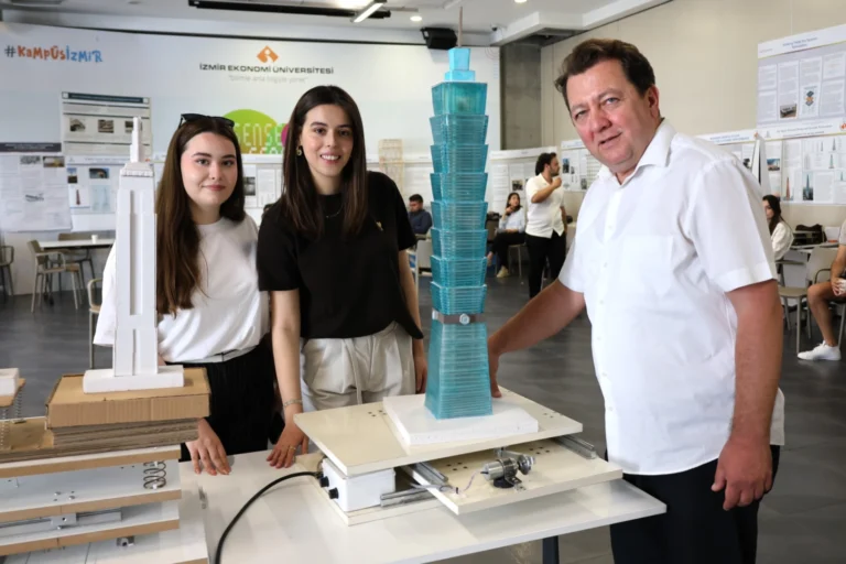 İzmir Ekonomi Üniversitesi öğrencileri tarafından hazırlanan dünyaca ünlü yapı maketleri deprem testinden geçirildi.