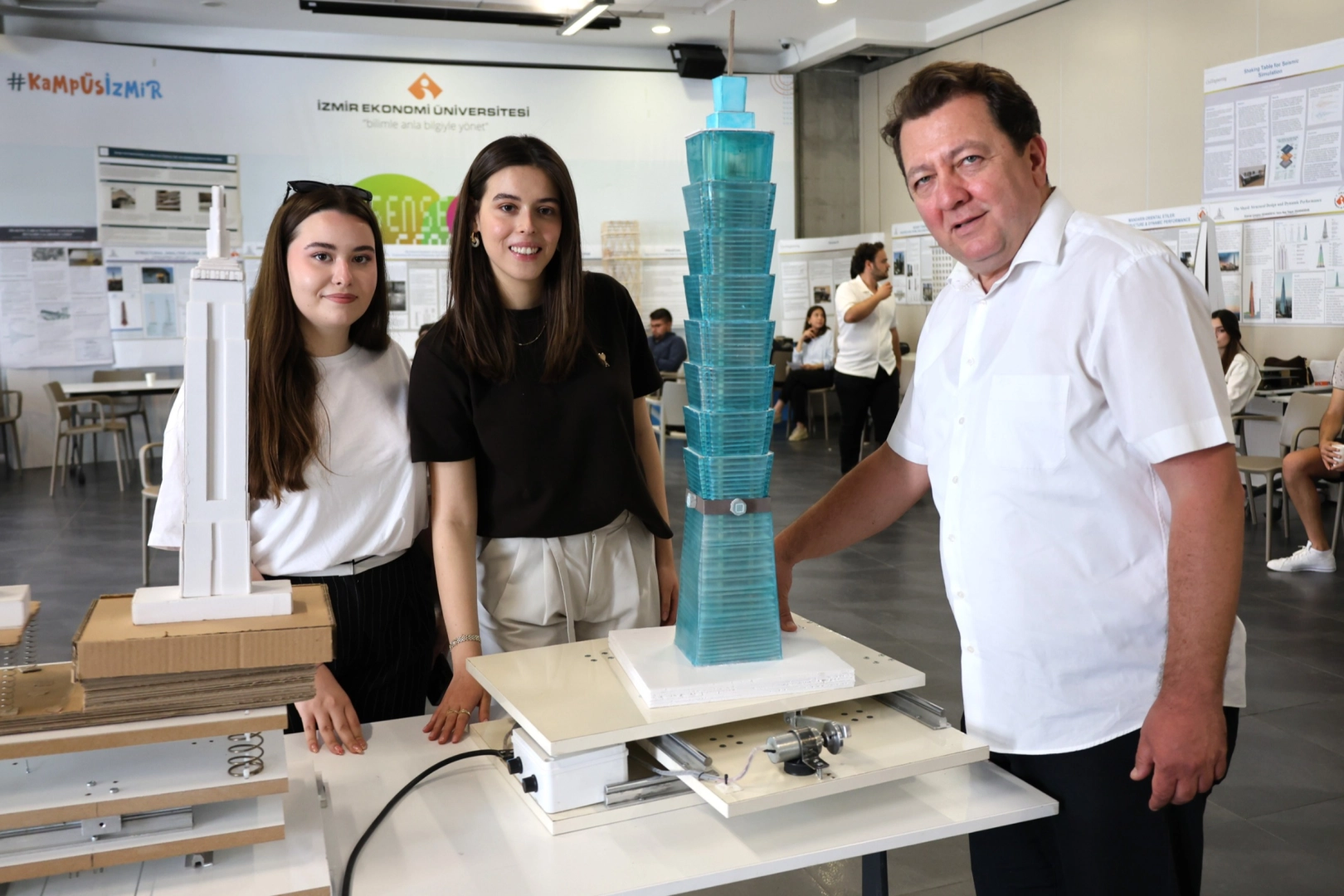 İzmir Ekonomi Üniversitesi öğrencileri tarafından hazırlanan dünyaca ünlü yapı maketleri deprem testinden geçirildi.