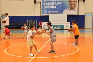 Bursa Nilüfer Belediyesi'nin düzenlediği Yaz Spor Okulları'nda çocuklar spor yapıyor