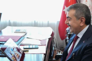 Milli Eğitim Bakanı Yusuf Tekin, Rize'deki öğrencilere görüntülü bağlandı.