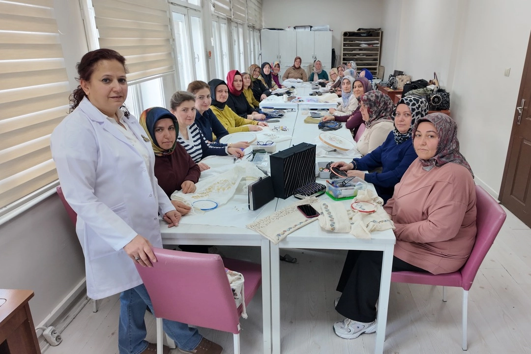 Kayseri'de KAYMEK tarafından verilen geleneksel el nakışları kurslarından bir kesit.