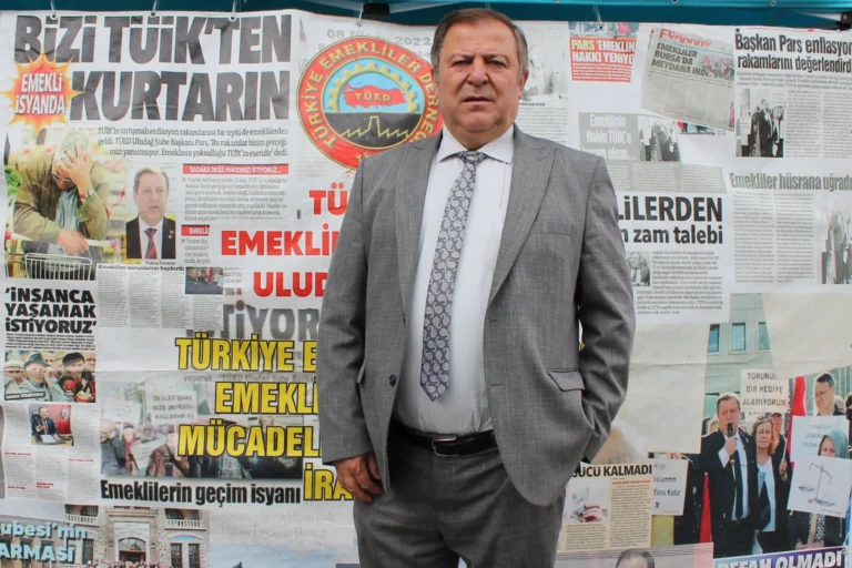 Bursa'da emekliler, açlık sınırının altında maaş aldıklarını belirterek açlık grevi uyarısında bulundu.