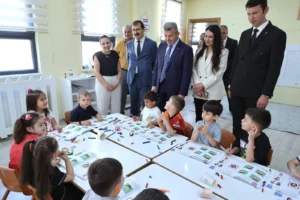 Artvin Valisi Turan Ergün, Arhavi ilçesinde eğitim, spor ve ulaşım projelerini inceledi.
