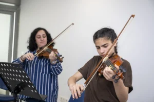 Mersin'de ücretsiz müzik kurslarına katılan vatandaşlar enstrüman çalarken