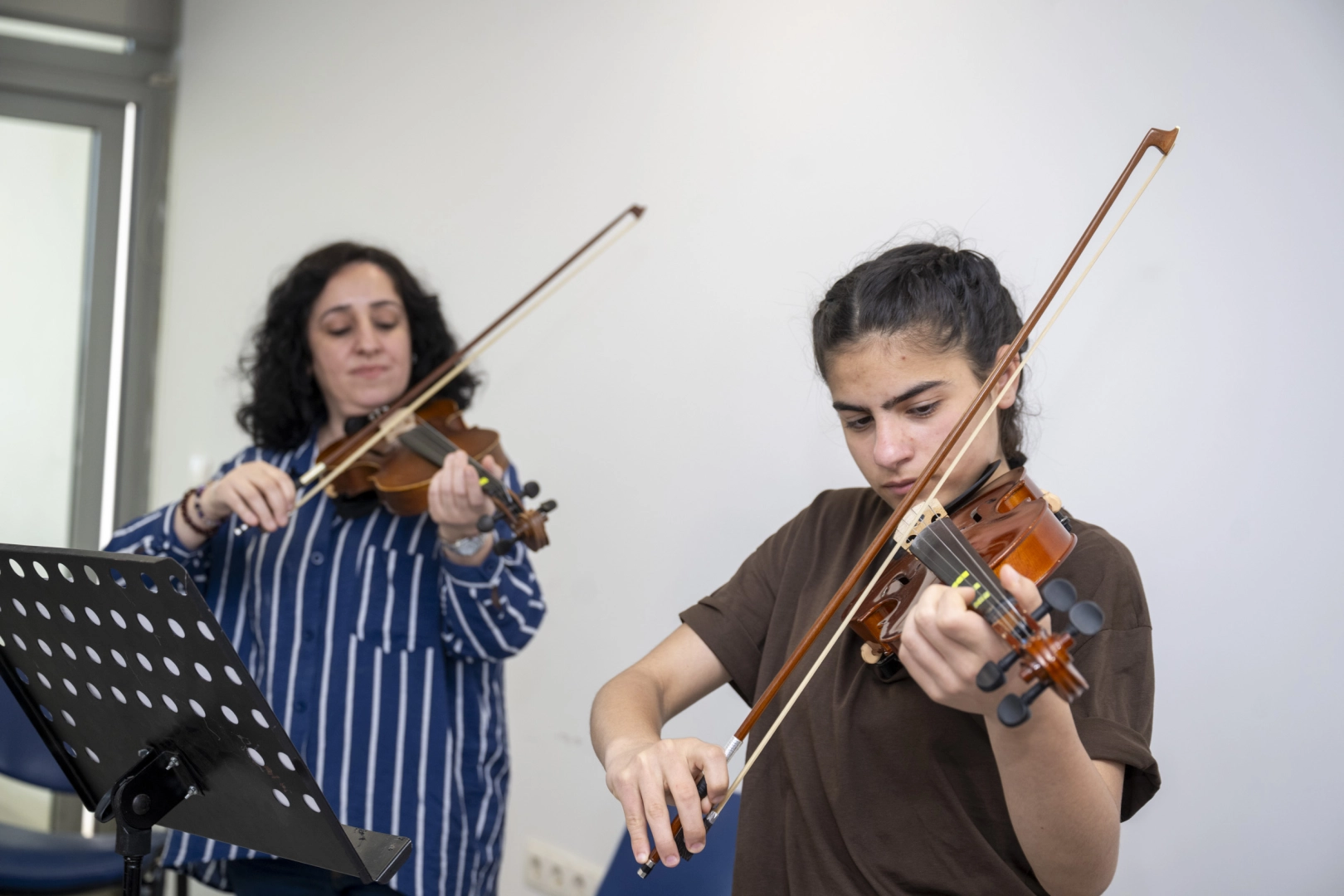 Mersin'de ücretsiz müzik kurslarına katılan vatandaşlar enstrüman çalarken