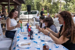 Bornova Halk Dansları Festivali açılışında kaşıklarla dans gösterisi yapanlar