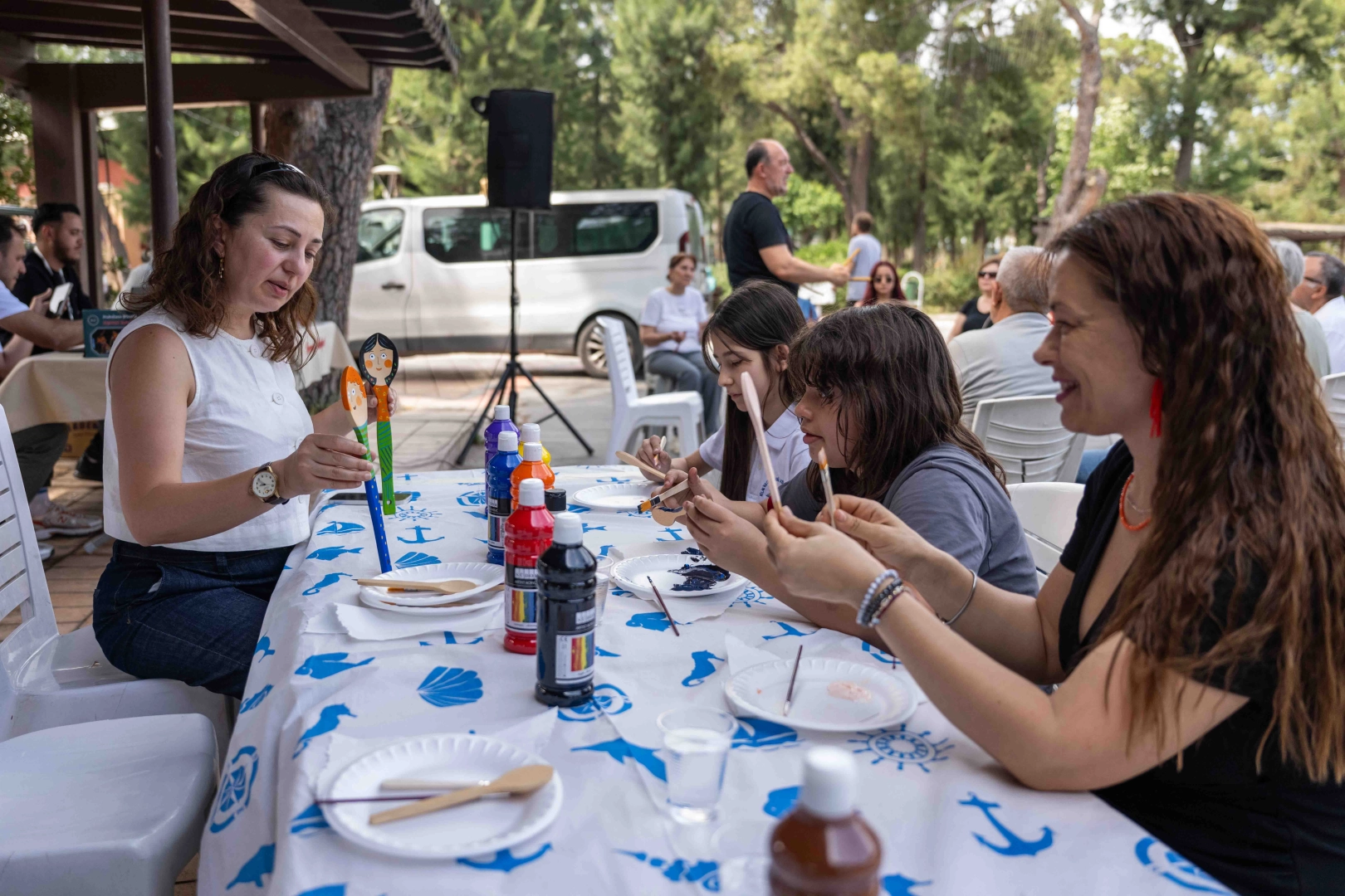 Bornova Halk Dansları Festivali açılışında kaşıklarla dans gösterisi yapanlar