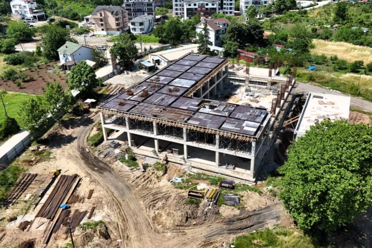 Gölcük'te inşa edilen modern spor kompleksinin dış görünümü