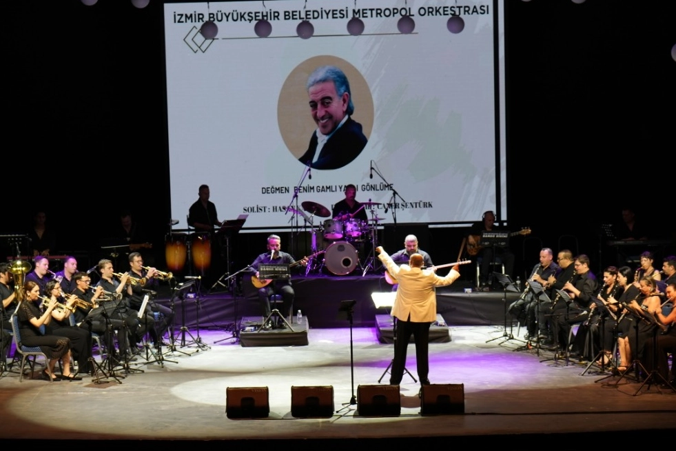 Edip Akbayram ve Volkan Konak anısına İzmir'de düzenlenen konserden bir kesit