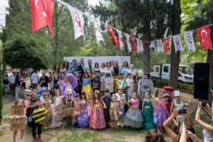 Bornova'da Dünya Çevre Günü kapsamında düzenlenen şenlikte çocuklar geri dönüşüm defilesi yapıyor.